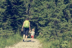 mother and daughter hike on the woods. Learn mindful parenting for a single parent in Scotch Plaines, NJ from parenting specialists at Brave Minds Psychological Services 