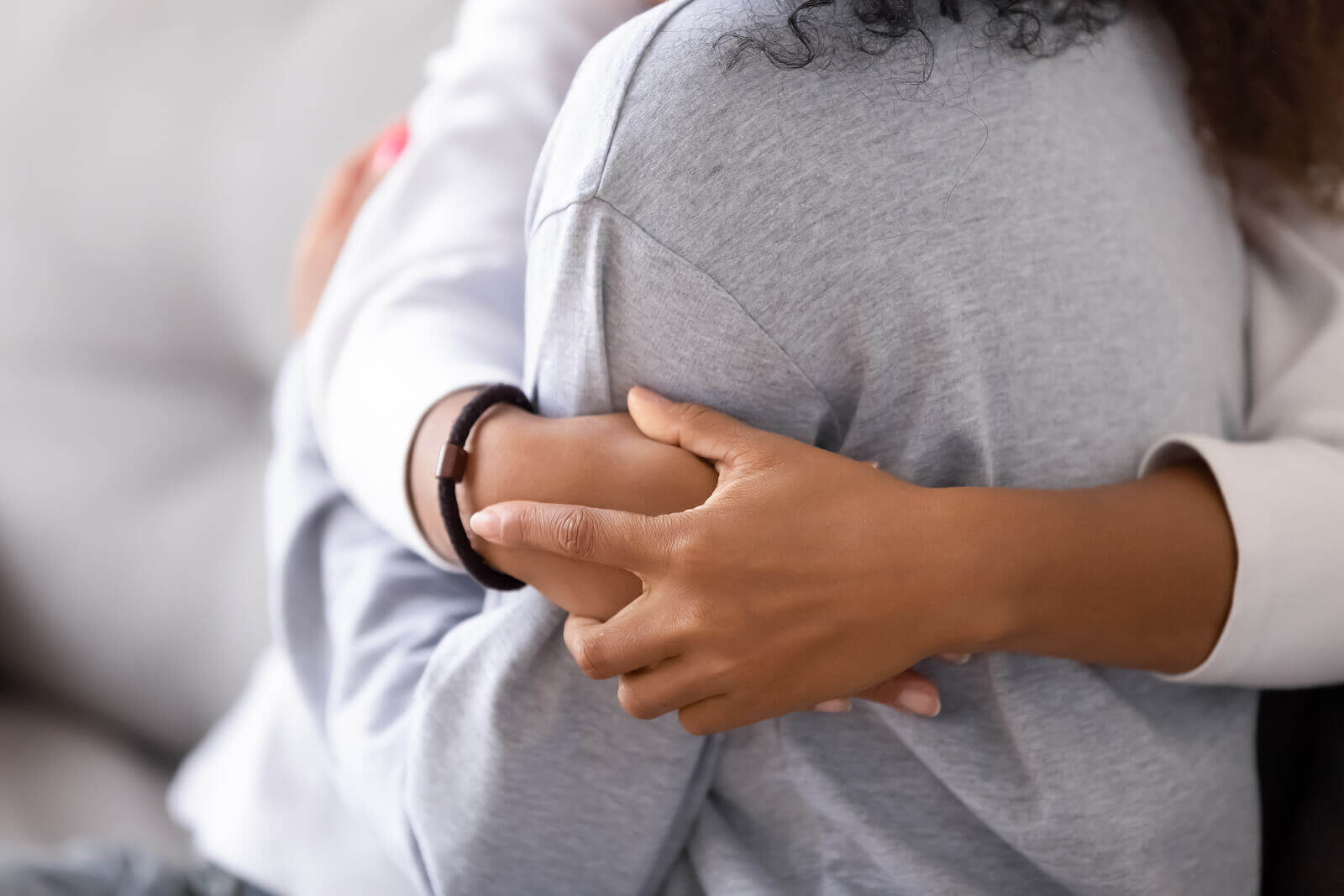 Image of a mother hugging her daughter. If you teen experienced dating violence online therapy for teens in New Jersey can help. We have give you parenting help on what to do next. Call today to talk to a teen counselor for parenting advice in Scotch Plains, NJ 07076. Connect with us today.