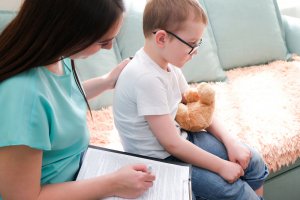 Shows a child talking and being comforted by a therapist. Represents how selective mutism treatment in scotch plains nj strives to make children comfortable to find their voice and use their brave voice.
