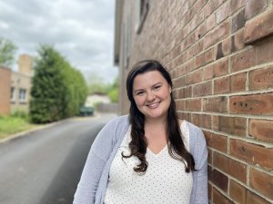 Headshot of Megan H. She smiles while posing for the camera. She is an anxiety therapist in Branchburg, NJ who offers support with food allergies and anxiety. Learn more about teens with food allergies new jersey today.